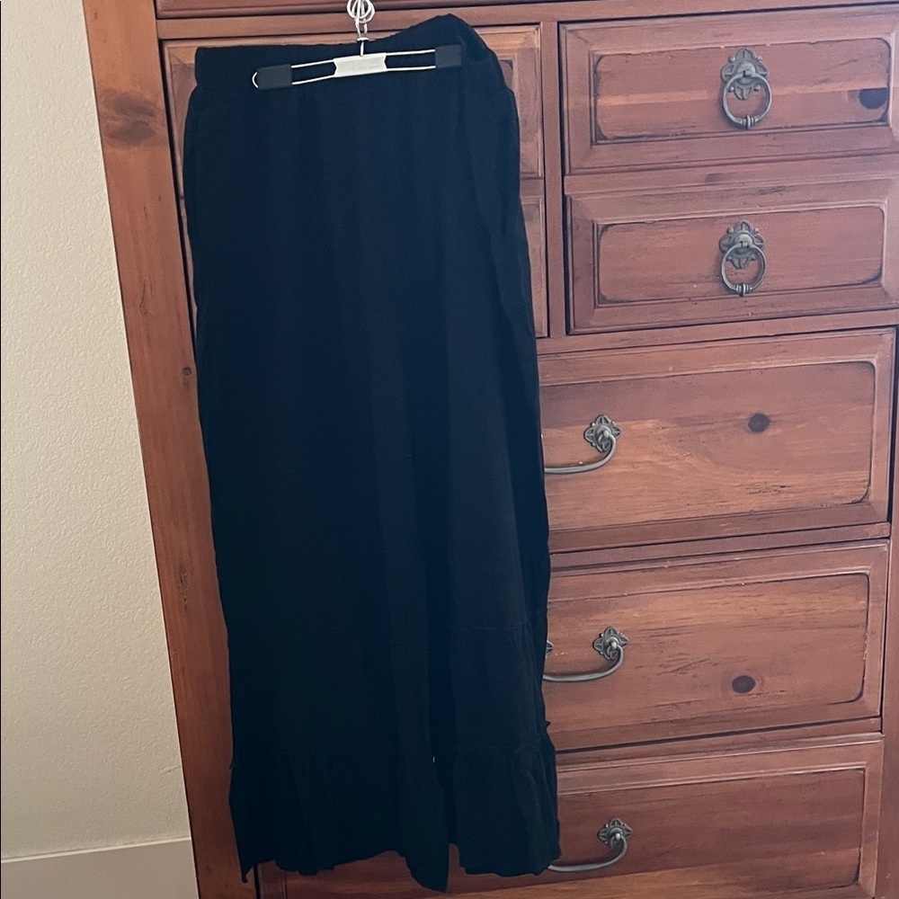 Chic Black Ruffled Hem And Pockets Ankle Cropped Pants NWOT